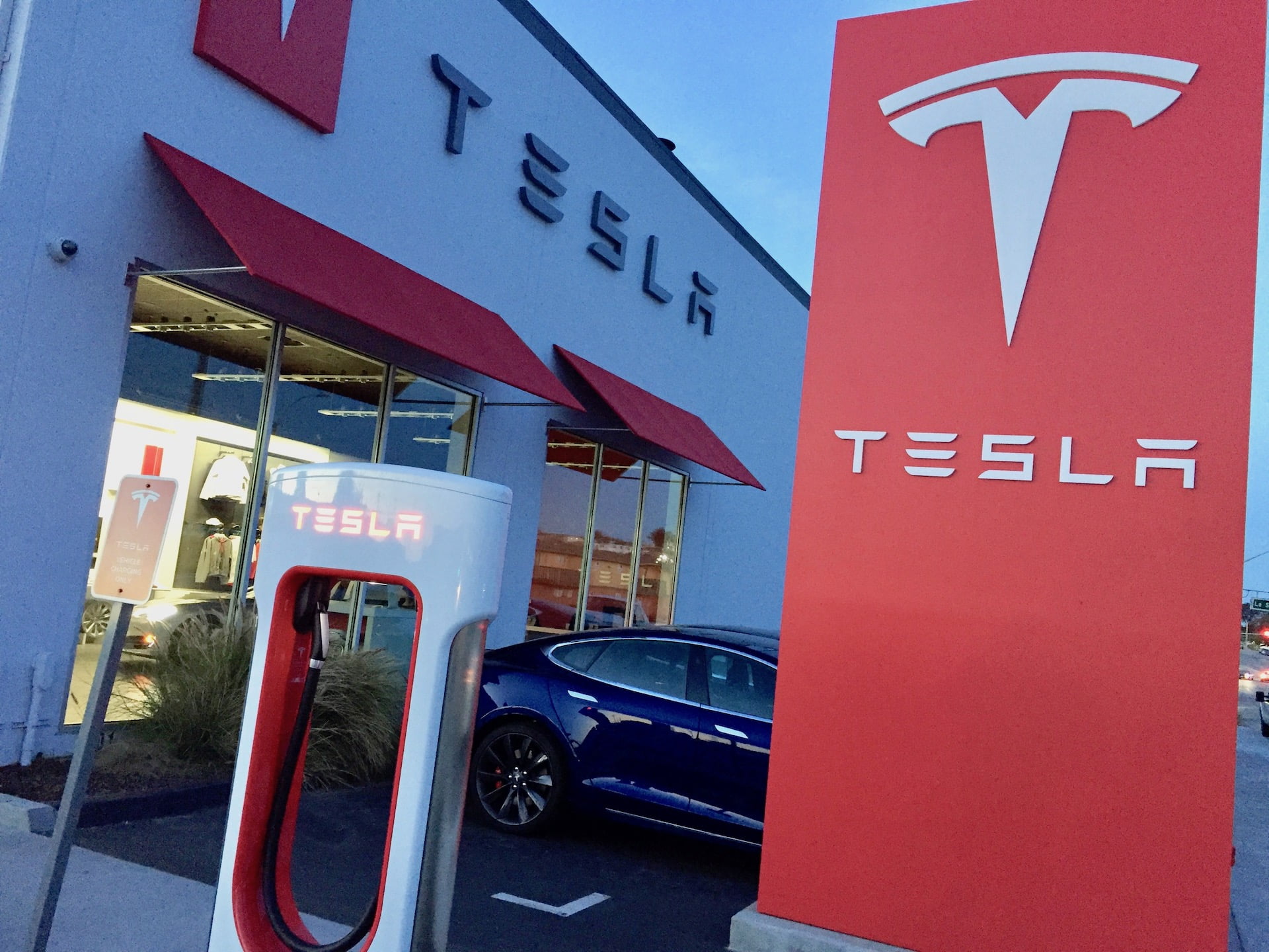 Le record de Tesla au premier trimestre alimenté par une marge brute accrue, le coût moyen diminue