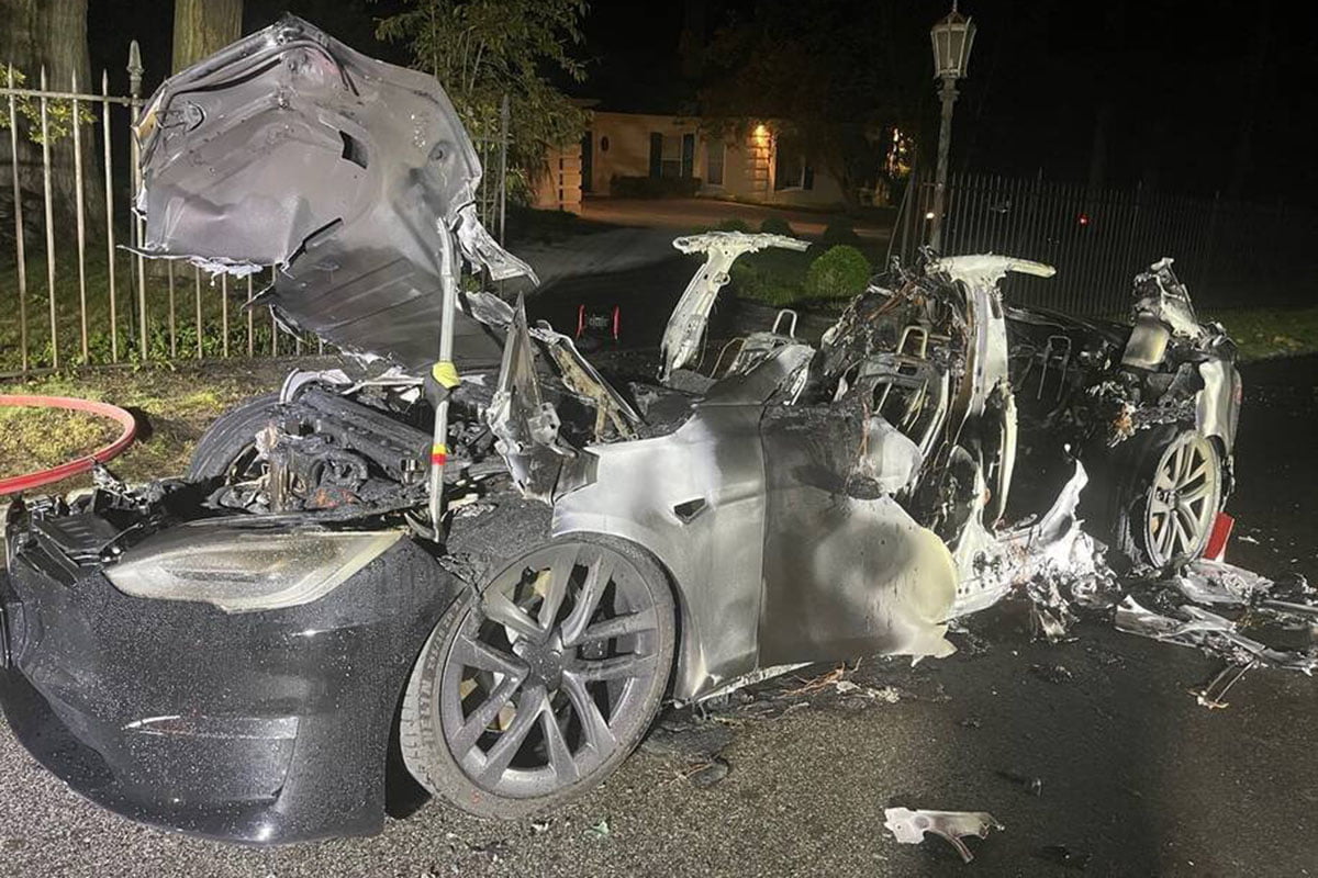 Une Tesla Model S Plaid met le feu à la route
