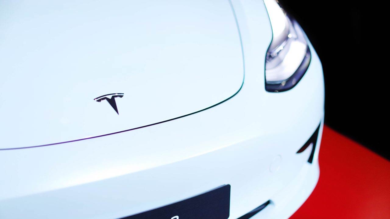 Déjà sous enquête, l'Autopilot envoie une Tesla dans une voiture de police