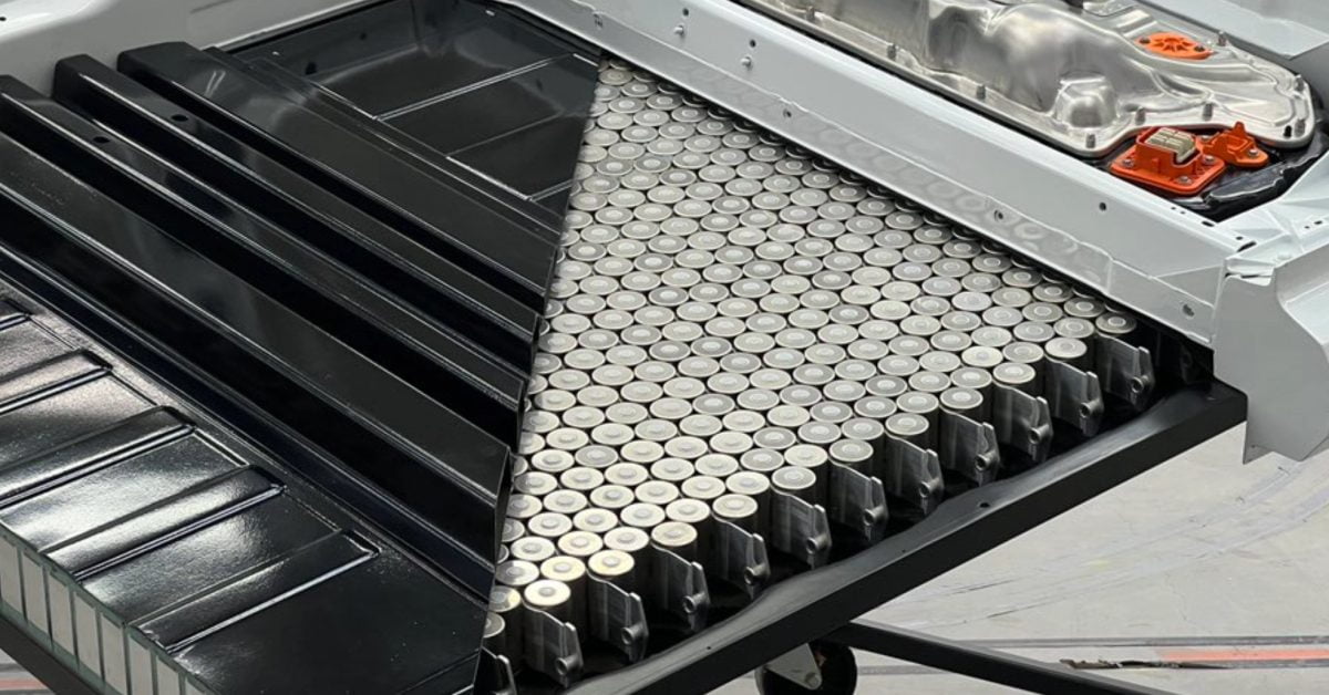 Tesla dévoile un nouveau pack de batteries structurelles avec 4680 cellules lors de la tournée Gigafactory Berlin